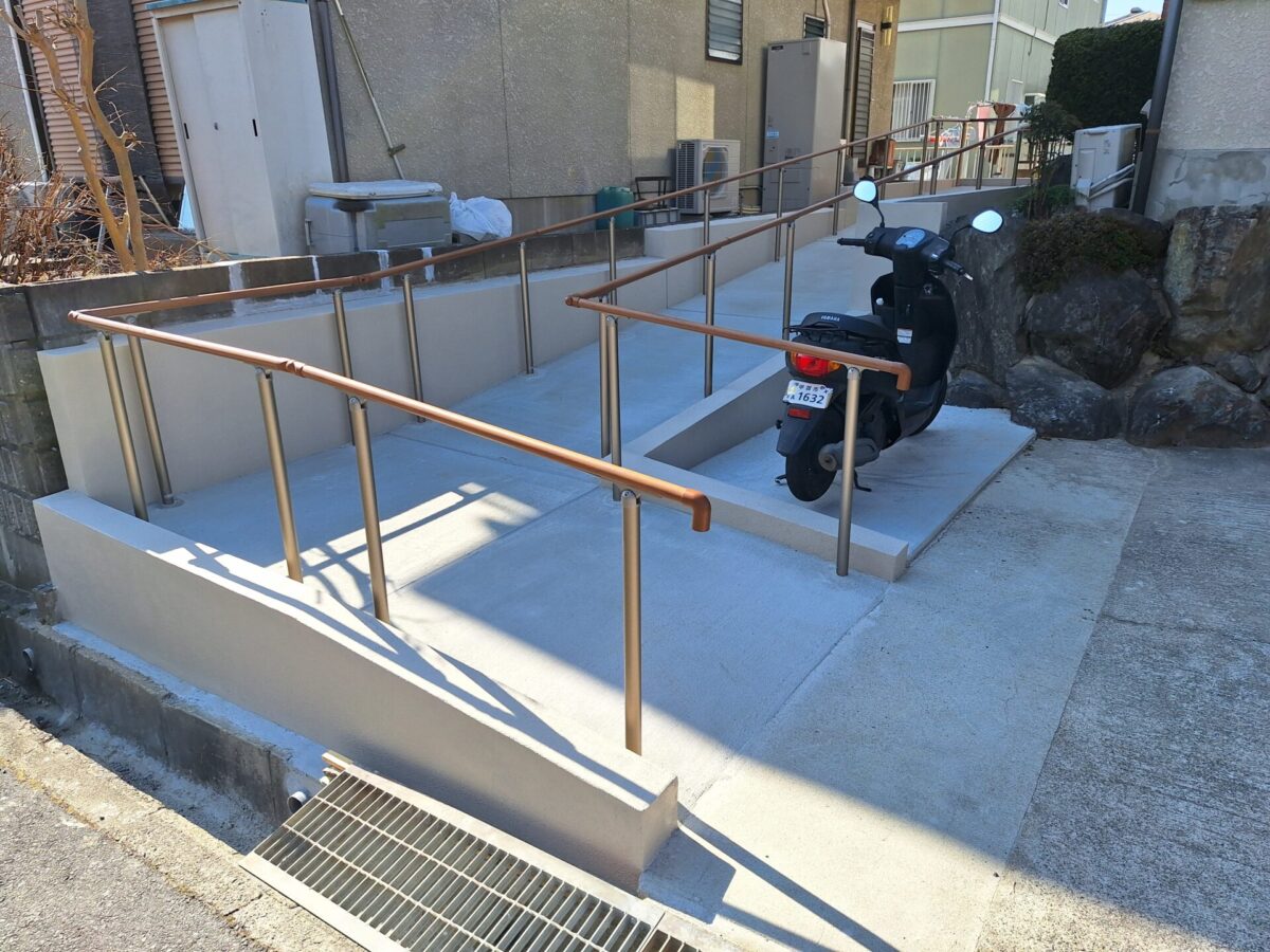 けやきホームの玄関前にスロープが設置されました。